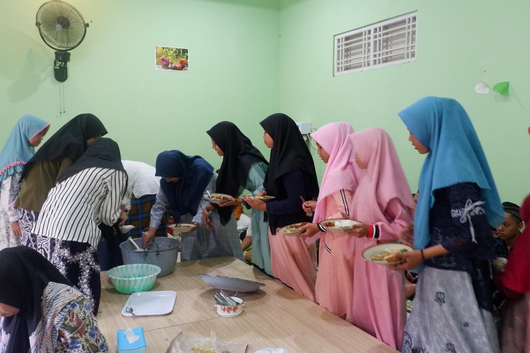 sedekah-mengalahkan-sholat-dan-puasa?